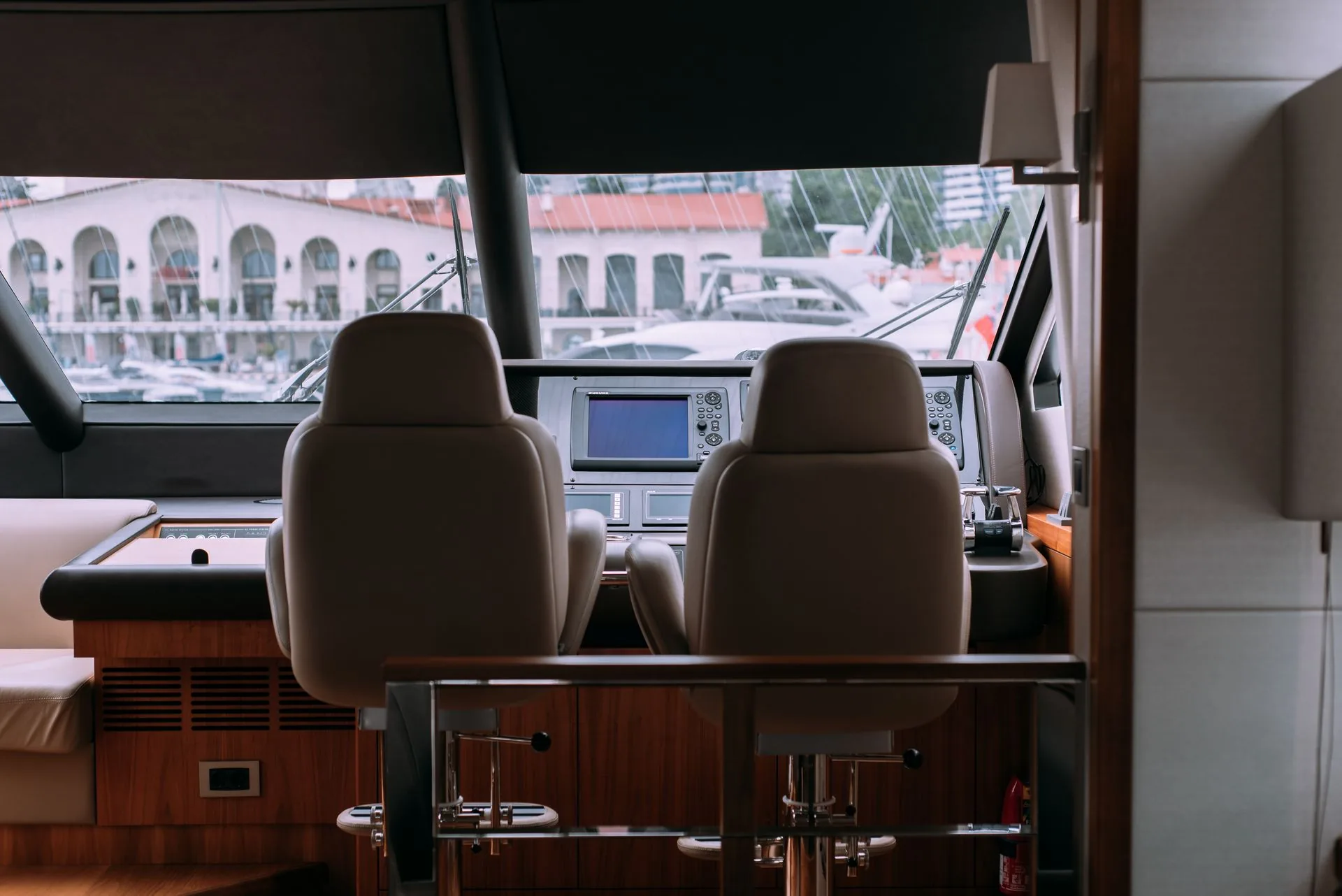 Vitrages de cabine de bateau équipés de films teintés marins dans un port du Var