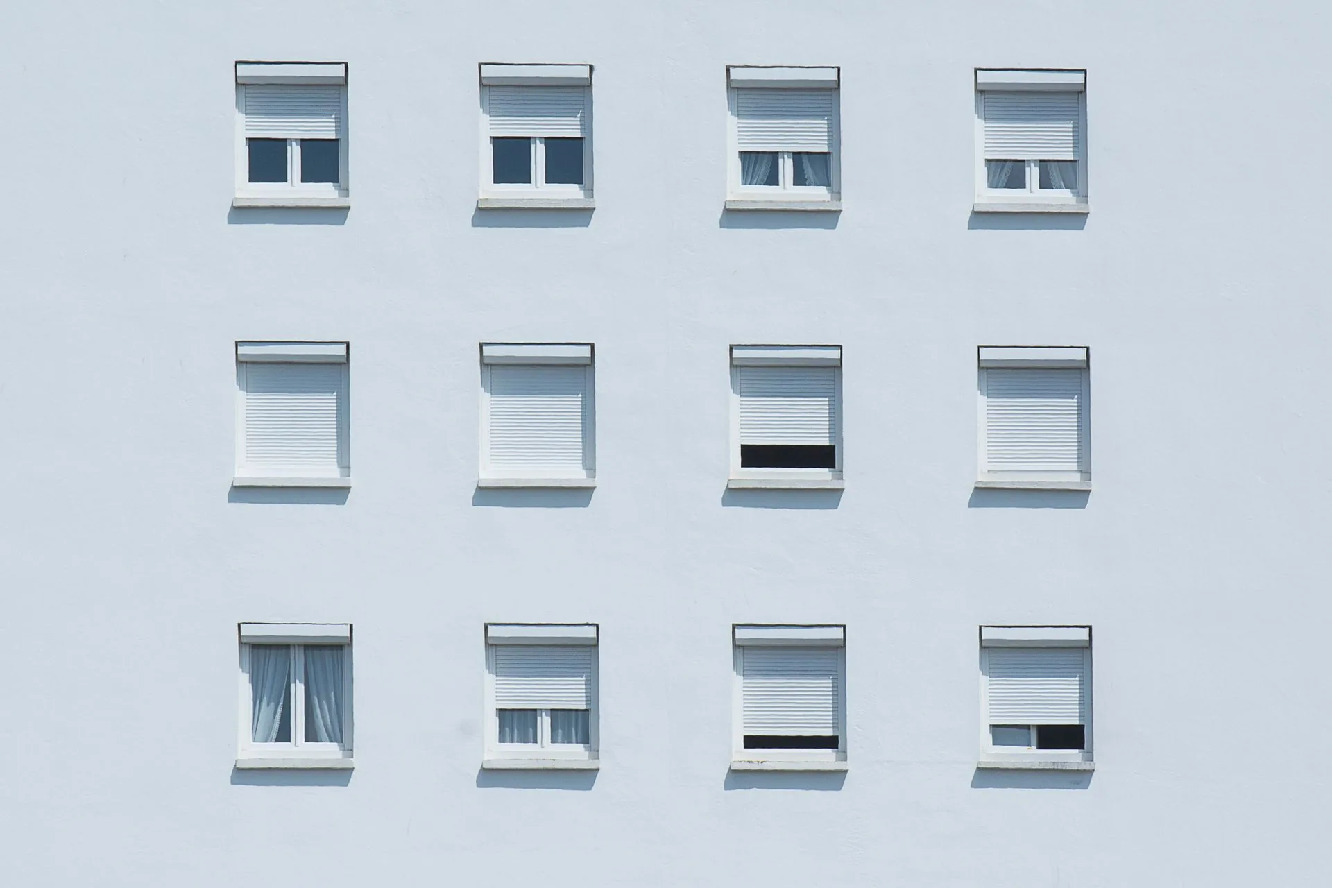 Façade avec fenêtres et vitrages accessibles depuis la rue, candidats à un film de sécurité anti-effraction dans le Var