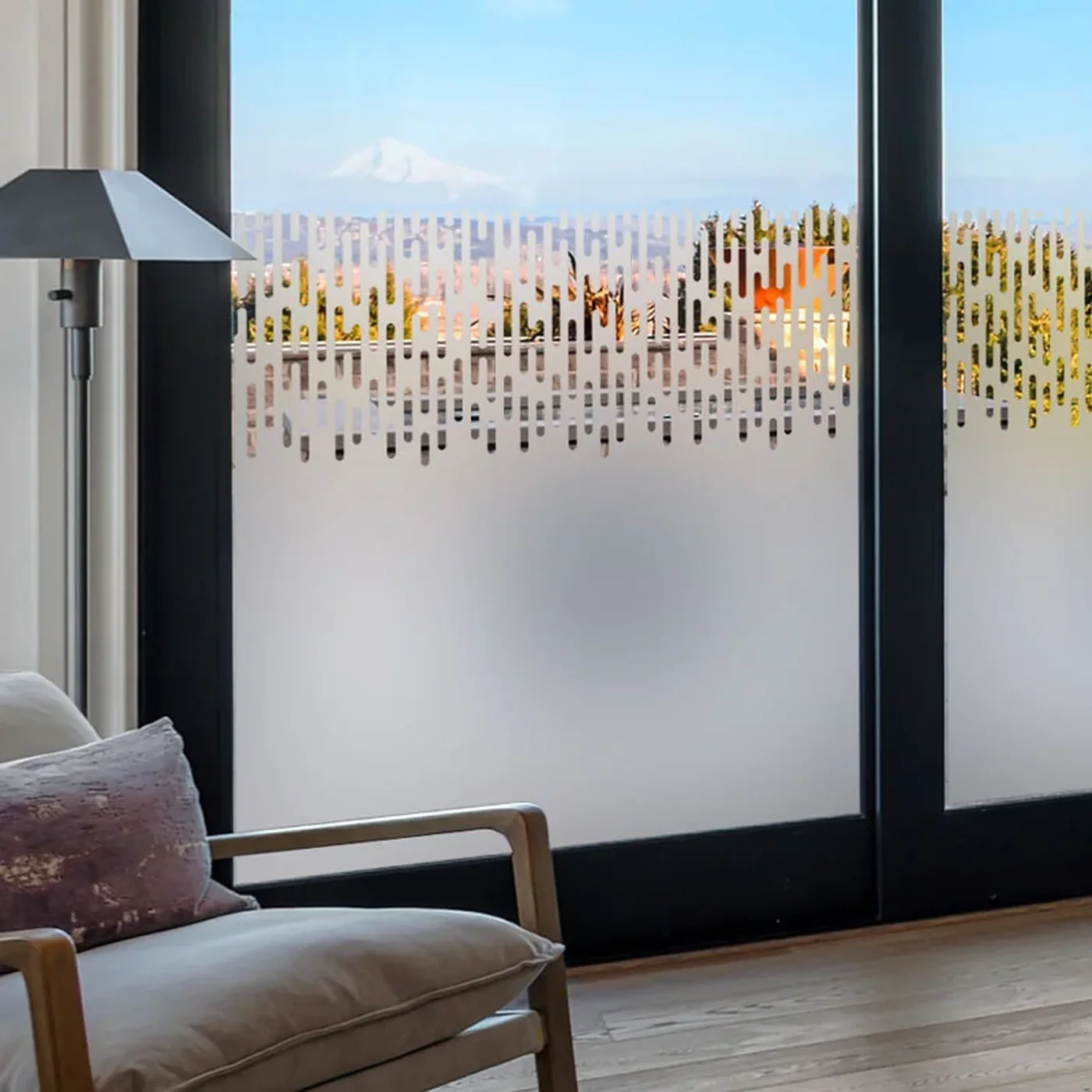 Motif dégradé graphique en bandes sur baie vitrée, vitrophanie posée par PrivTeint dans le Var