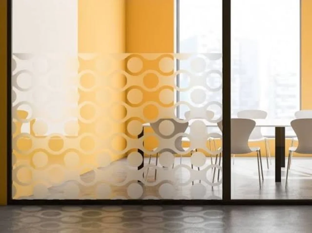 Motif de cercles dépolis colorés sur cloison de bureau, vitrophanie posée par PrivTeint