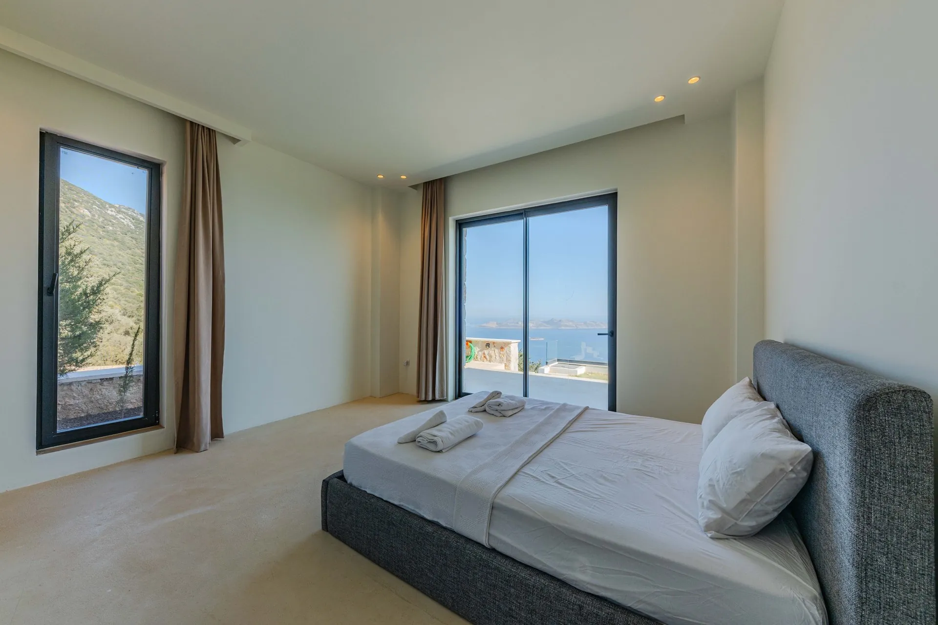 Chambre d'hôtel avec grande baie vitrée lumineuse, exemple de contexte d'application