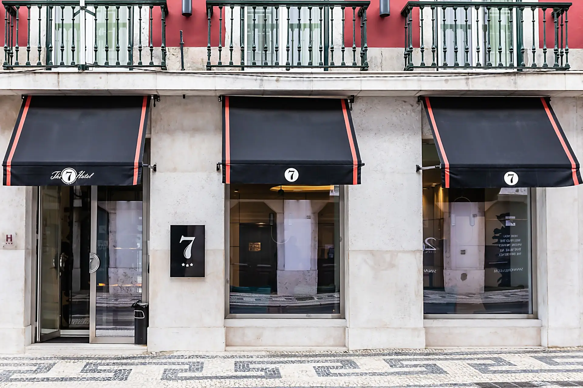 Façade d'hôtel boutique avec nombreuses fenêtres vitrées, exemple de contexte d'application