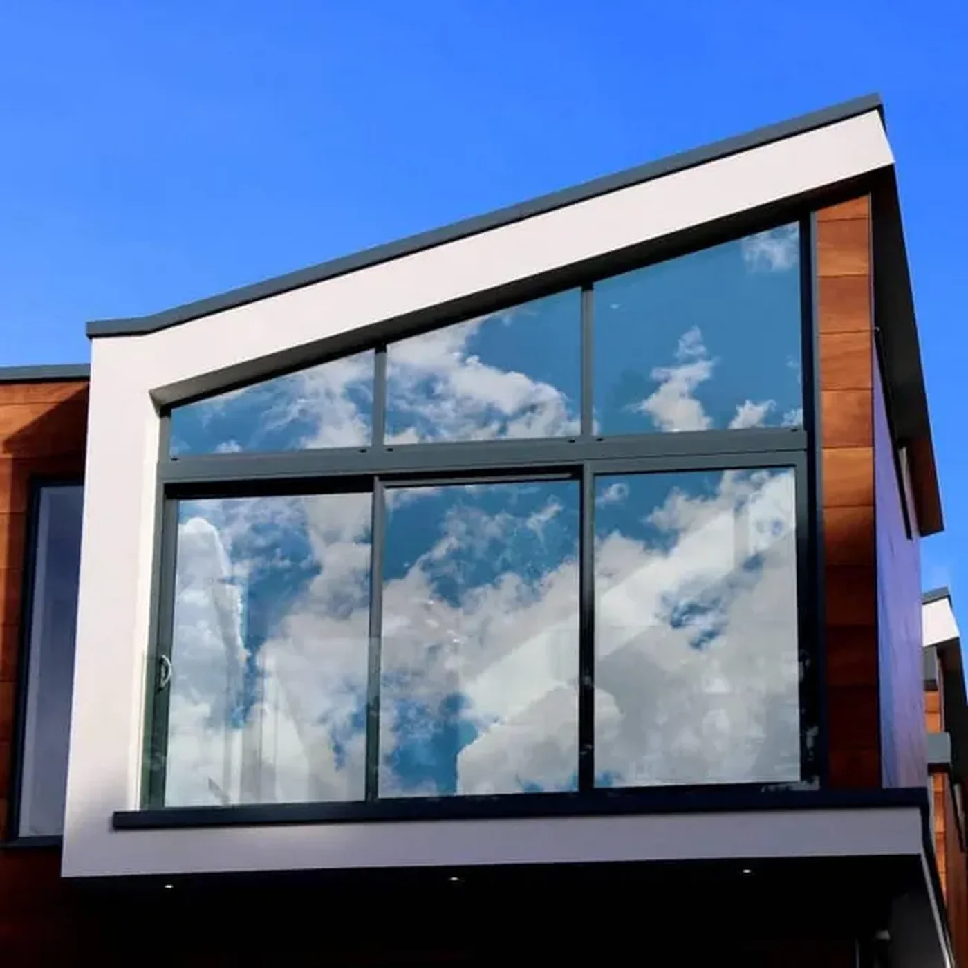 Film miroir sans tain posé sur la façade vitrée d'une maison à Hyères