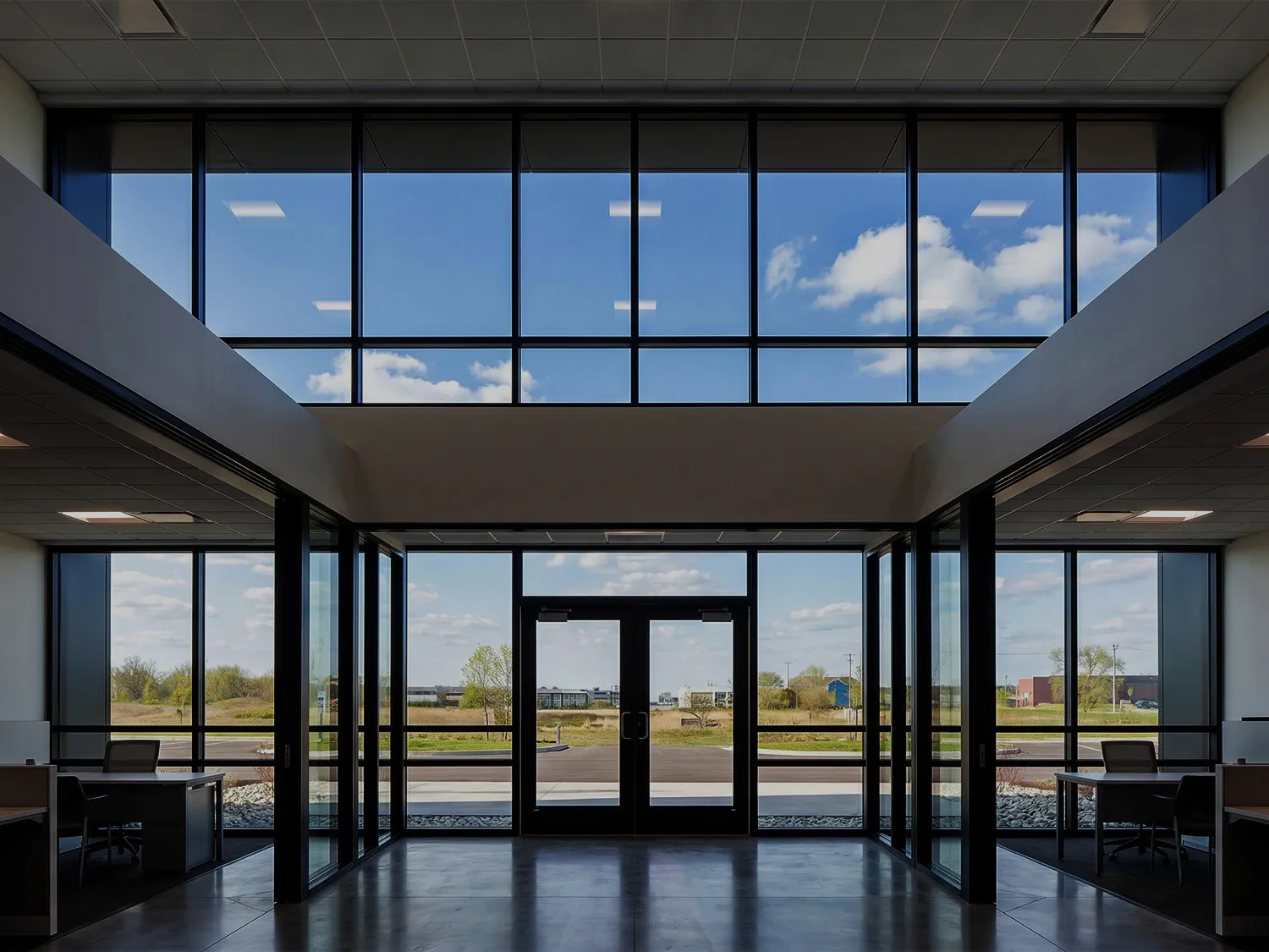 Vue dégagée vers l'extérieur depuis l'intérieur d'un bâtiment équipé d'un film miroir sans tain : de l'intérieur, la vitre reste transparente