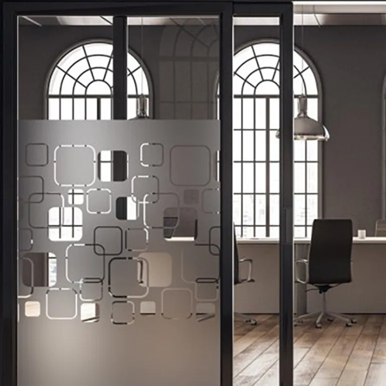 Film décoratif dépoli à motif de carrés design sur vitrage intérieur, pose PrivTeint