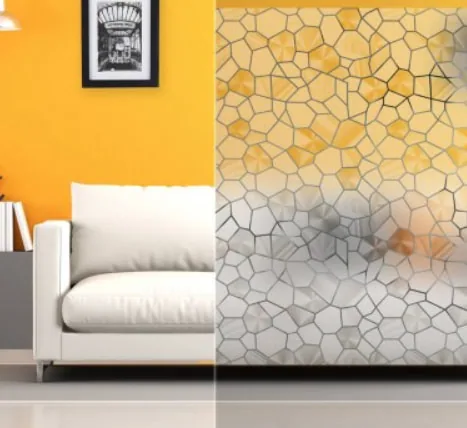Film décoratif dépoli à motif géométrique posé sur paroi vitrée intérieure par PrivTeint dans le Var