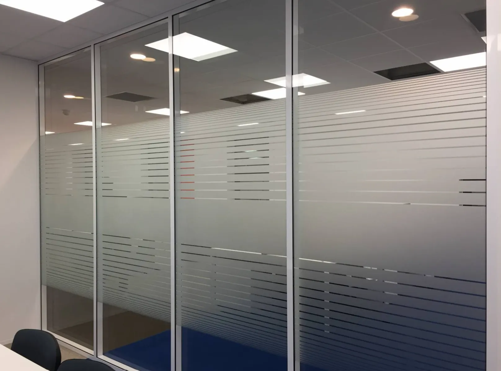 Cloison vitrée de salle de réunion avec bandes dépolies posées à hauteur de regard par PrivTeint