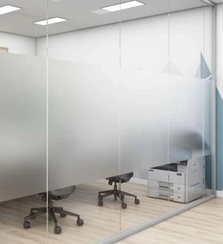 Vitres de bureau habillées d'un film dépoli pour l'intimité des postes de travail, pose PrivTeint