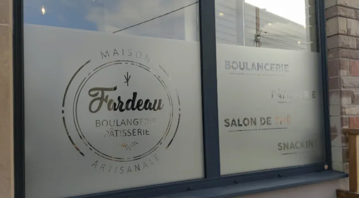 Vitrine de boulangerie-pâtisserie habillée d'un film dépoli avec logo et services découpés, signalétique par PrivTeint