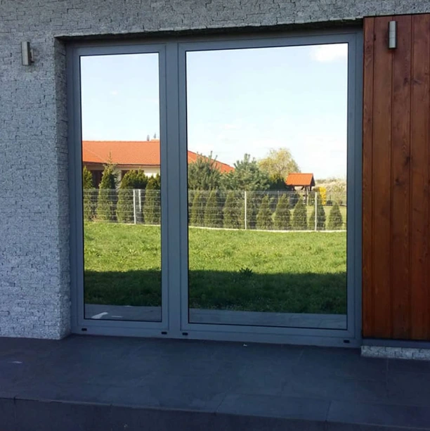 Baie vitrée traitée en film miroir anti-regard par PrivTeint, protection du vis-à-vis