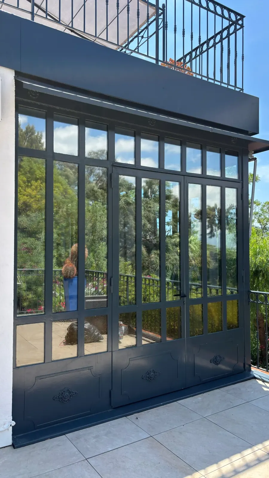 Porte vitrée de véranda traitée en film miroir sans tain par PrivTeint à Hyères, effet réfléchissant côté extérieur