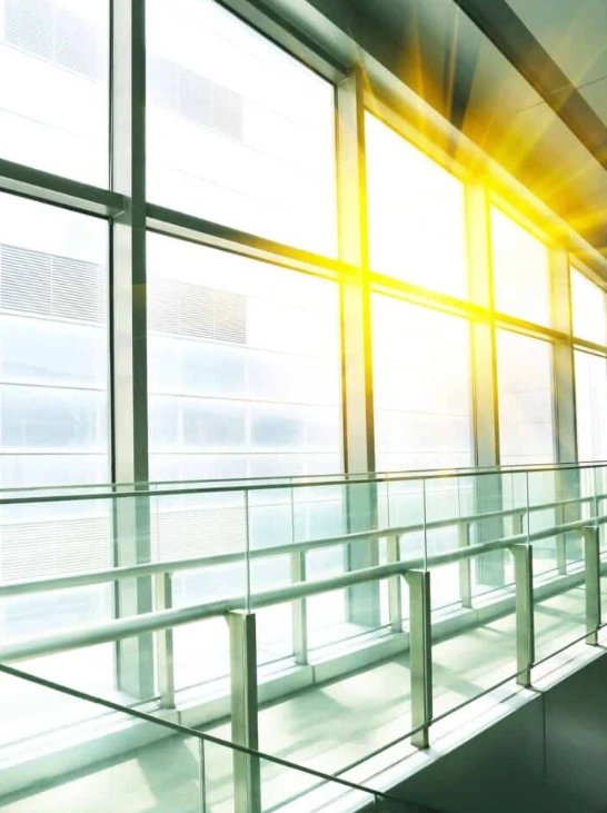 Baies vitrées de bureaux à Hyères équipées d'un film solaire anti-chaleur et anti-UV par PrivTeint