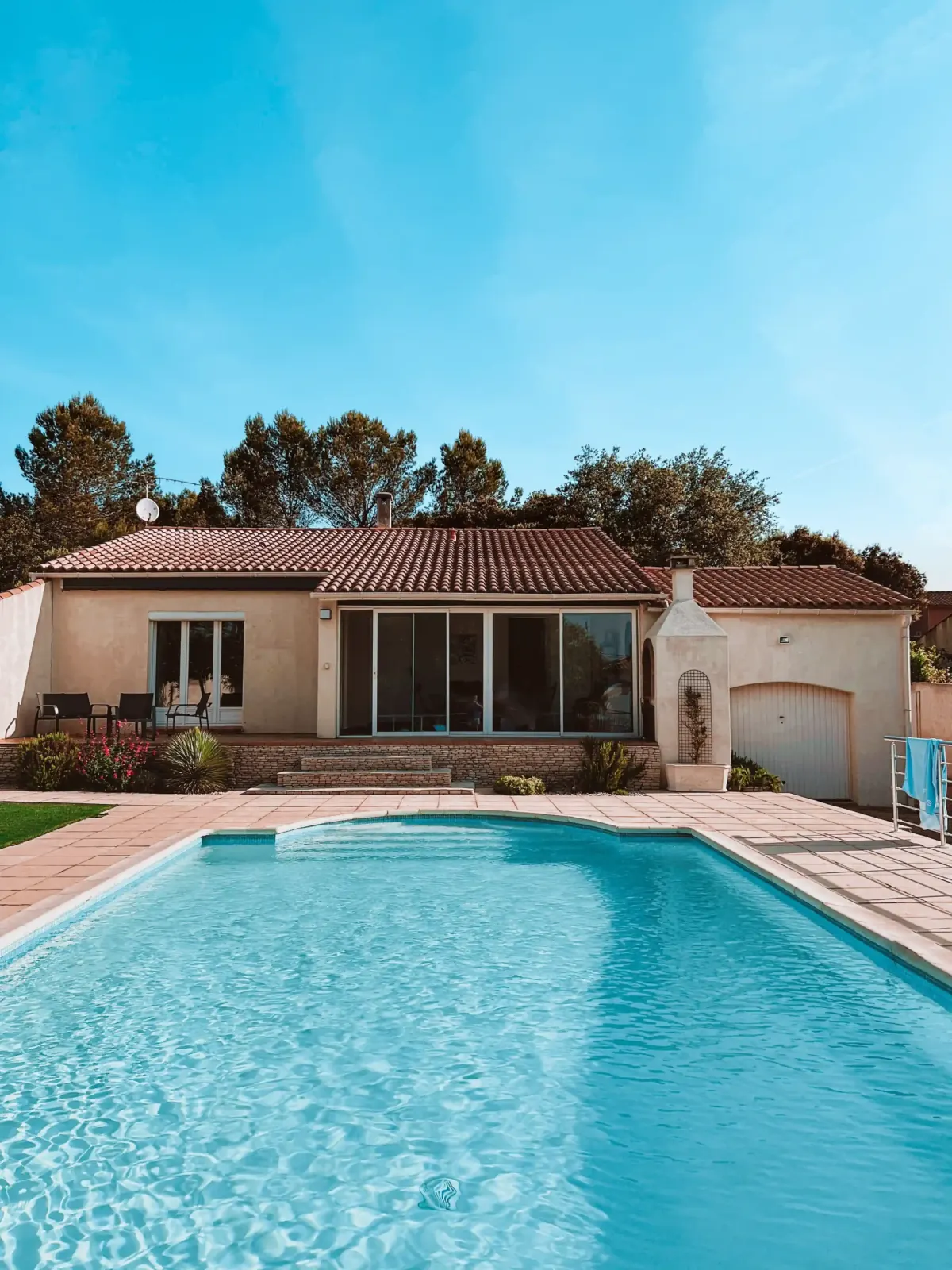 Villa du Var avec piscine et grandes baies vitrées équipées d'un film solaire anti-chaleur PrivTeint