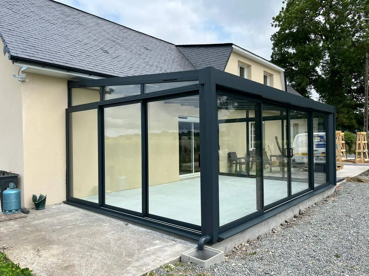 Véranda aluminium anthracite neuve équipée de films solaires PrivTeint dans le Var