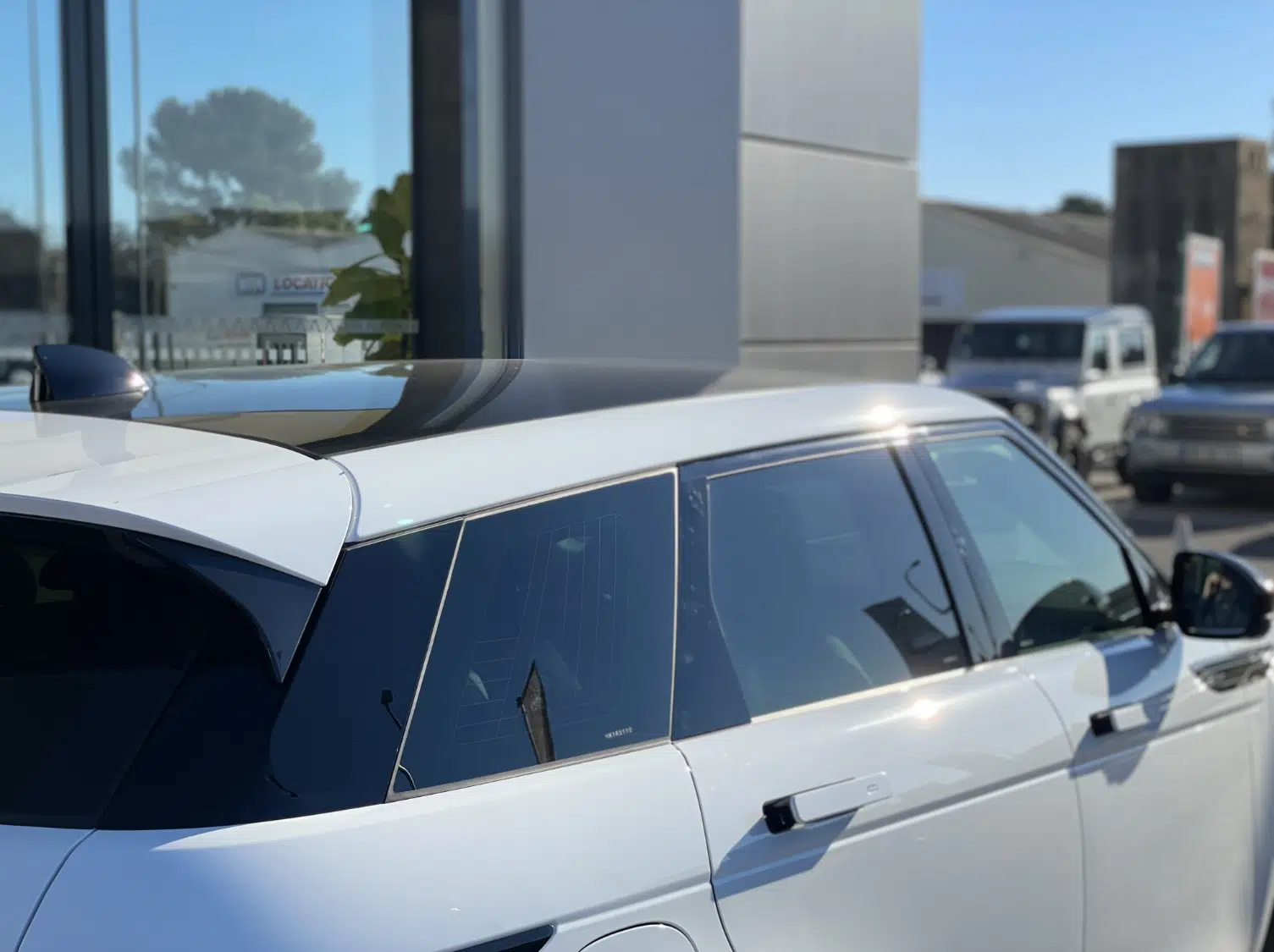 Range Rover blanc aux vitres arrière teintées par PrivTeint à Hyères, film homologué