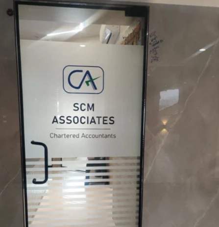 Logo découpé dans un film dépoli sur porte vitrée de cabinet à Hyères, signalétique élégante et confidentialité