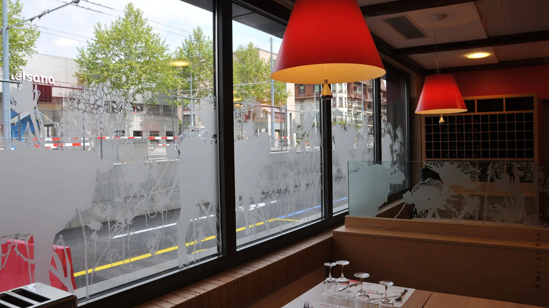 Salle de restaurant avec film dépoli décoratif sur les fenêtres du rez-de-chaussée
