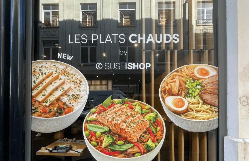 Vitrine de restaurant de sushis avec visuels de plats imprimés en vitrophanie haute définition