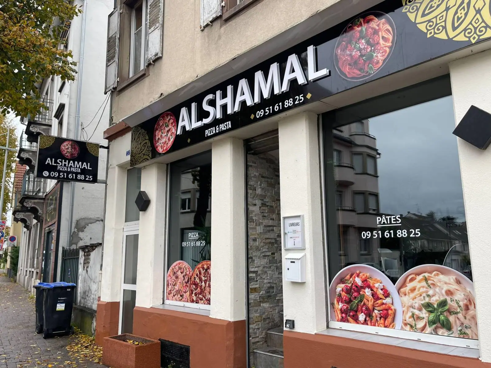 Vitrine de restaurant pizza & pâtes habillée en vitrophanie, visuels et coordonnées posés sur les vitres