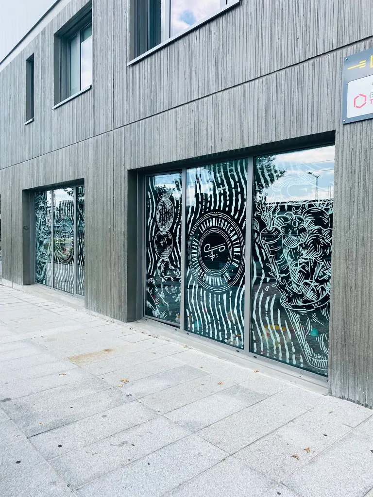 Façade extérieure de restaurant en vitrophanie graphique, vue depuis le trottoir