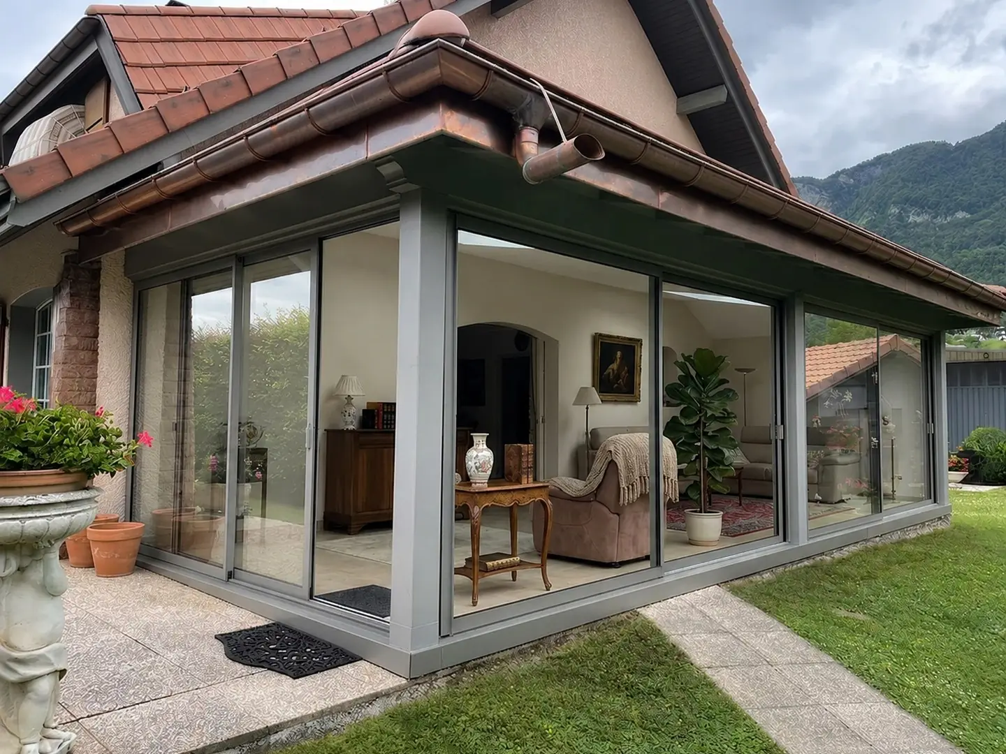Véranda sans film : depuis le jardin, on voit le salon à l'intérieur