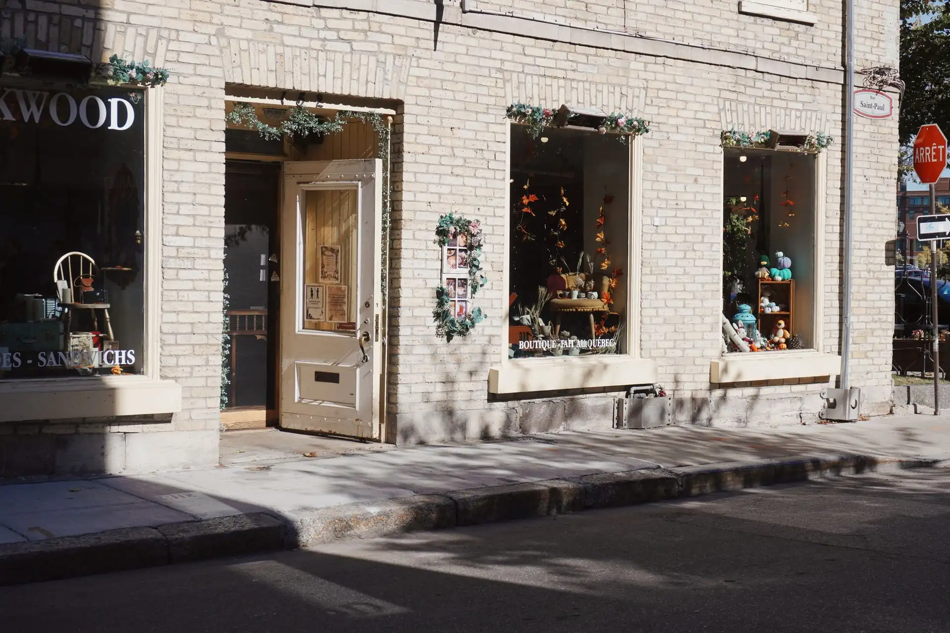 Vitrine de boutique de plain-pied en centre-ville, protégée par un film de sécurité anti-effraction invisible posé par PrivTeint à Hyères